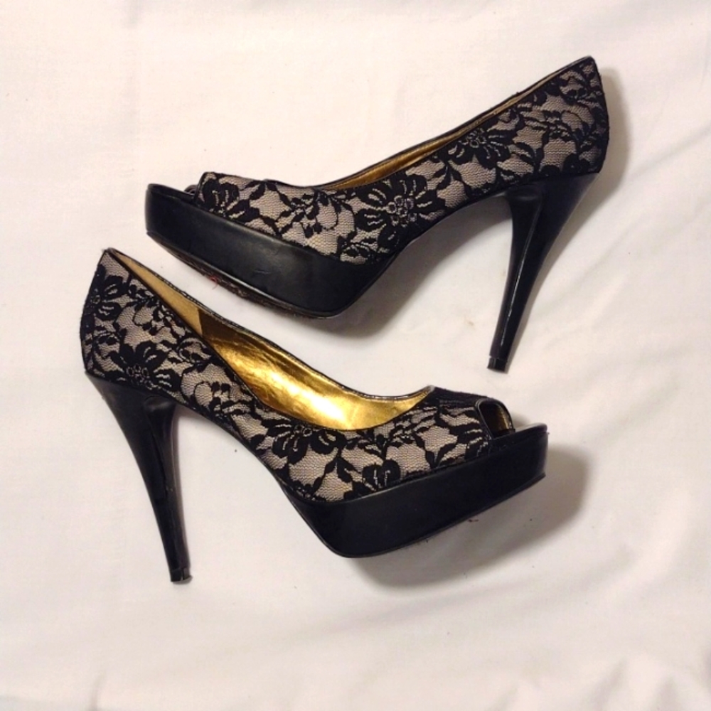 GUESS Lace Heels Sz. 8. EUC!!!!
